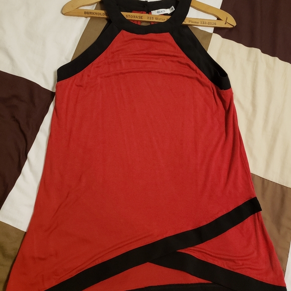 Red/Black top with asymmetrical hem - Picture 1 of 4